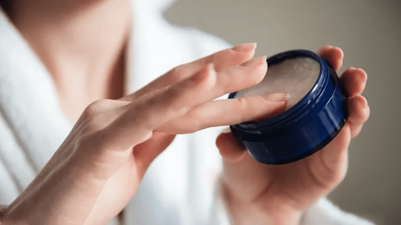 Вазелін: Бюджетний рятувальник – вся правда про користь для шкіри та догляду