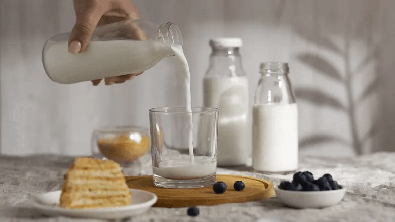 Вівсяне чи коров'яче молоко: що насправді краще для вашого здоров'я?